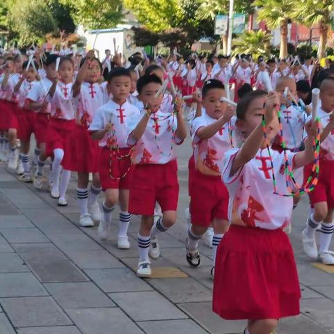罗平县振兴小学二5班参加第七届体育艺术节纪实