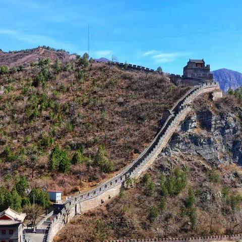 北京居庸关长城和盛开的鲜花