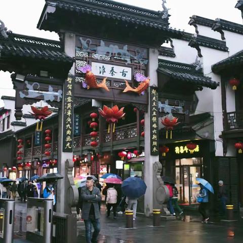 三月又拍人间天，烟雨江南春意浓