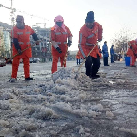 “水管爆裂道路结冰，环卫工人迅速除冰保通畅”——金川区环卫局保洁大队面对突发事件积极应对