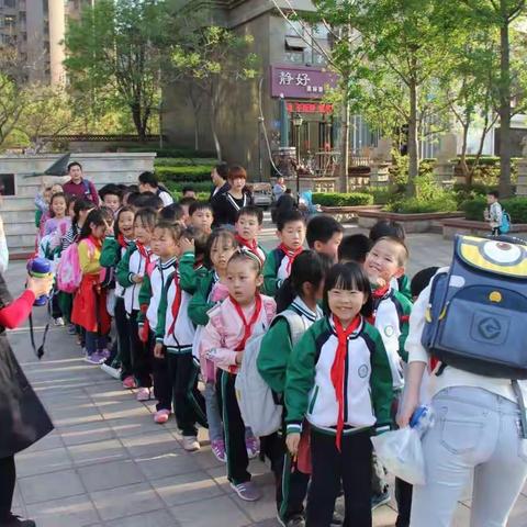 筑梦蓝天——二年级二班走进航空体验馆