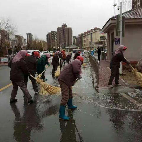 阅海万家D区保洁部清扫小区积水