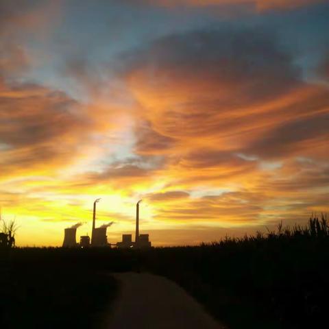 美丽农村吾的家乡，山美水美空气新鲜，五谷丰登硕果飘香，幸福快乐一生安康。