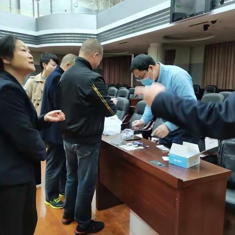 领导带头 共同参与 ＿＿湘潭市人大、政协机关干部积极参与阳光普D免费检测活动