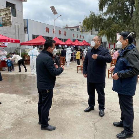 红毛衣下的守护