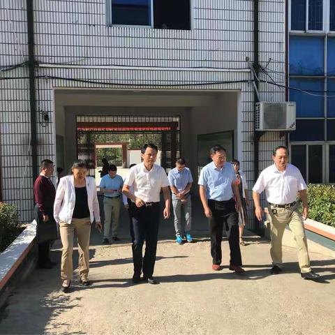 县长周哲教师节前夕来我校慰问