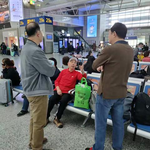 和永新老同事韩耀明、励亮康、瞿日刚一行4人于21.11.3日坐高铁🚄往返，跟团去安徽天柱山旅游，现用美篇记录。