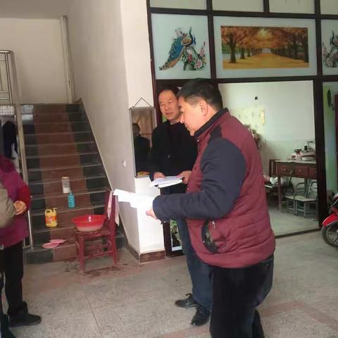 翠峰镇上宝玉村支部书记吕保勤和村双委干部走访慰问贫困户，开展春节前帮扶慰问温暖活动。