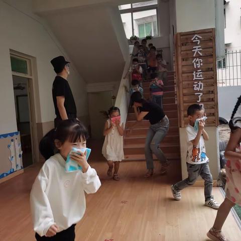 记《消防安全与我同行》—机关幼儿园消防演练