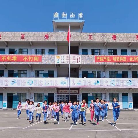 “童心向党，“疫”境成长”——聚和小学举行一年级少年先锋队队员入队仪式