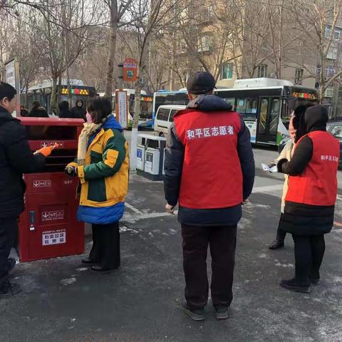 沈阳市和平区浑河湾街道玉屏二社区志愿者冬日宣传指导垃圾分类