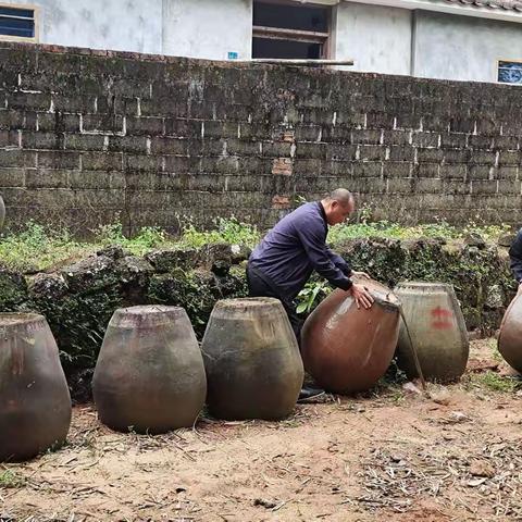 永华村委会开展人居环境整治工作