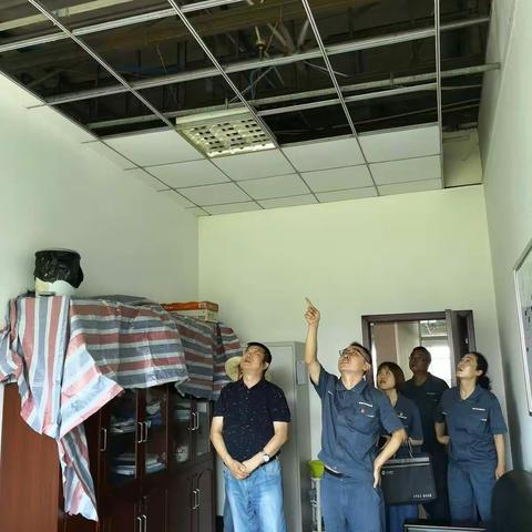 深入基层心系职工                                      ——公司领导视察风雨灾情