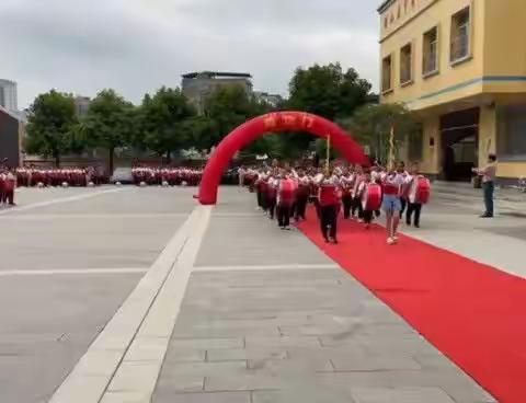 毕业在即念师恩                                                                    志存高远展翅飞