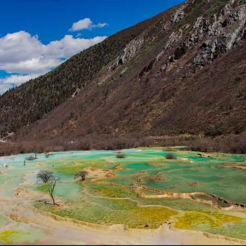 瑶池碧水荡漾 彩林叠翠流金 青山拥雪抱冰 湖光山色如画