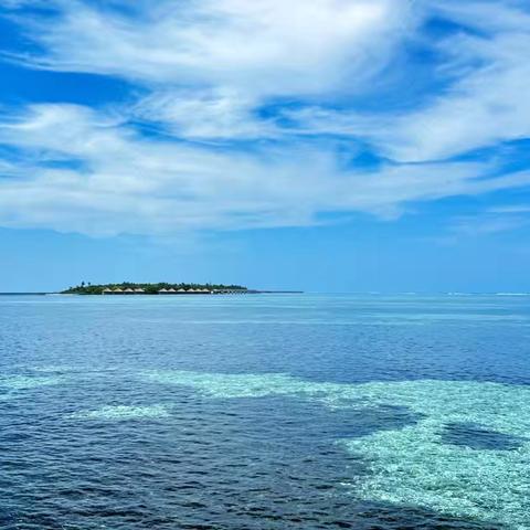 马尔代夫，印度洋上的一颗珍珠，以其无与伦比的自然美景和宁静的氛围，成为了无数旅人心中的梦幻之地