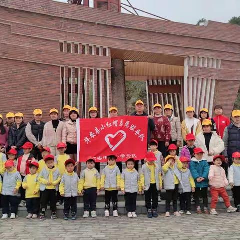 高安中心幼儿园开展——学雷锋做好事，我奉献我快乐！