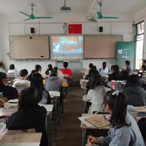 平南县丹竹镇赤马初级中学4月16日至4月17日组织学生观看《中小学德育学堂》第十季第08期。