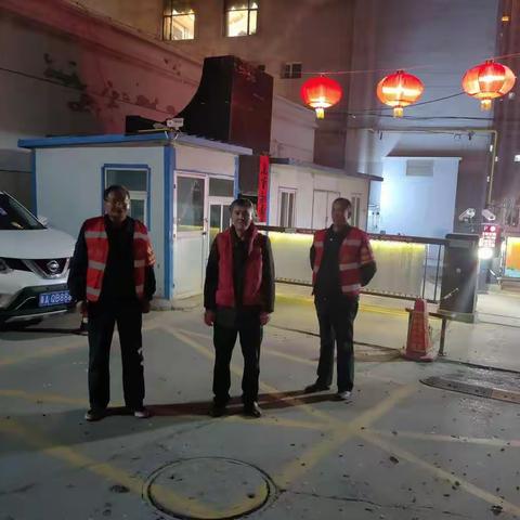 红袖标点亮文明之灯  元宵节巡逻