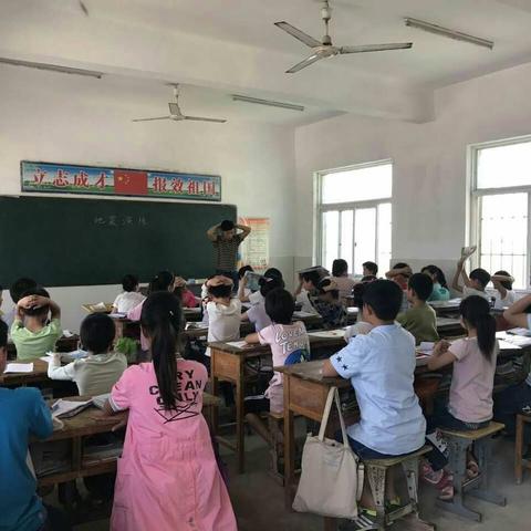 丰庄镇桑村小学防震演练