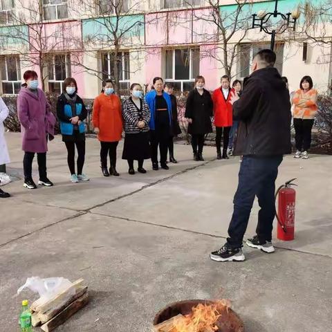 消防安全，警钟长鸣——双鸭山农场幼儿园开展灭火器使用培训活动