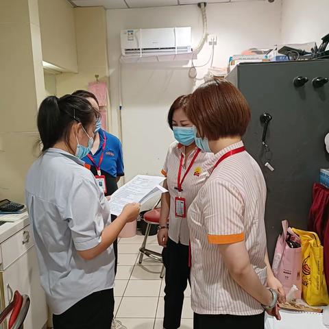 竹叶山店总收学习《中百仓储超市仓储门店总收室管理规范》