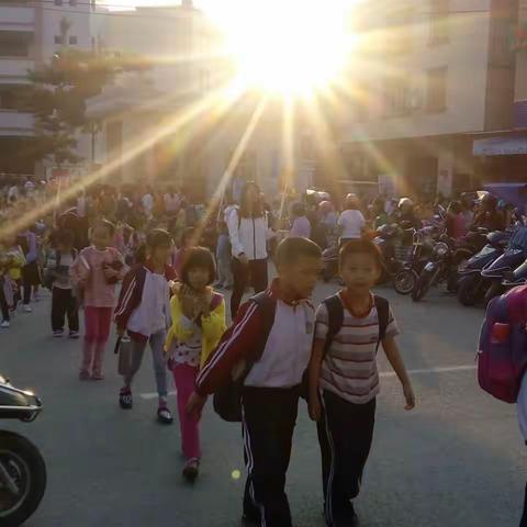 让生命绽放阳光——信宜市第十小学“红袖章”行动