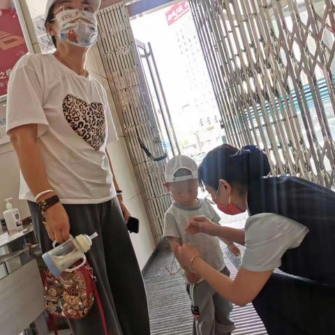 【建行东营胜利支行】胜利支行营业室开展“七彩六一·港湾童行”主题厅堂服务活动