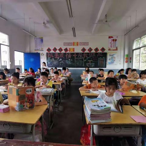 春暖花开，一起前行     ——四（1）班班务工作总结