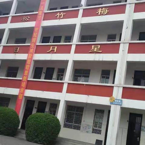 新密市新世纪学校新教师培训进行中，各学科从学校生态园解读，课堂模式解读，不同课型的讲解与演练去培训。