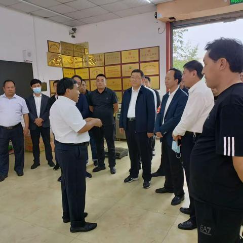 康乐县民营经济人士在县委常委、统战部马士索带领下，在莱芜区委常委统战部部长薛亮陪同下来明利蔬菜参观学习