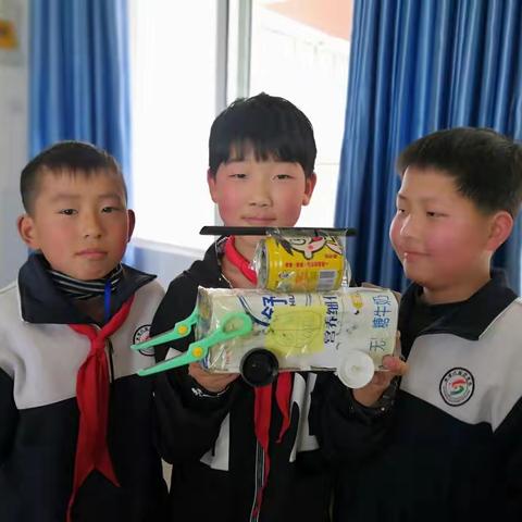 新时代国际学校小学部美术课——小组合作，快乐制作