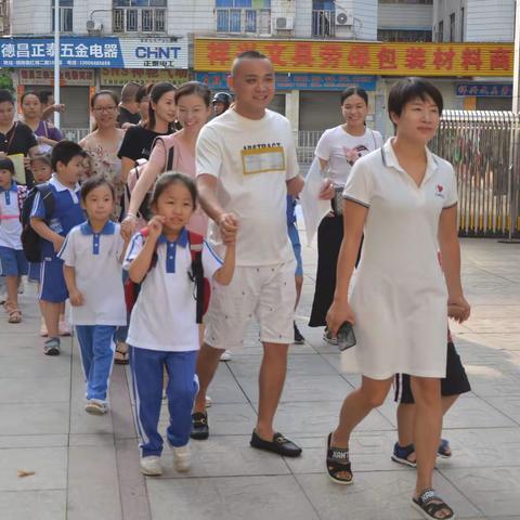 描绘七色的彩虹     架起沟通的桥梁