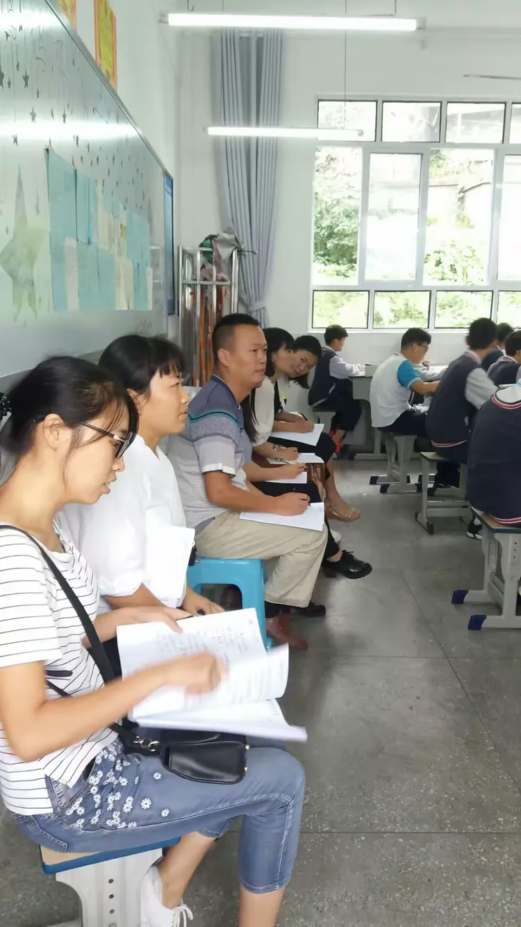 桃花源中学开展梦想课堂自然笔记活动