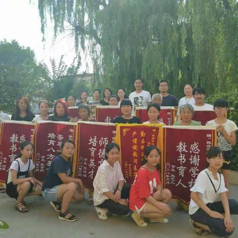 “借得大江千斛水,研为翰墨颂师恩”。