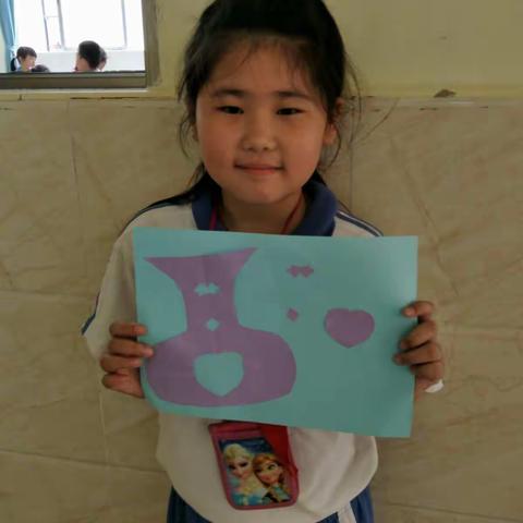 美术课上的剪纸