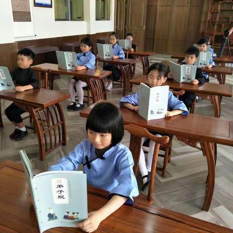 立新湖外国语学校，我们成长的沃土，美丽校园，快乐的国学课堂，精彩的班队会，理想在这里起航。