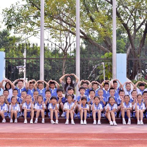 立新湖二年级全家福，灿烂的阳光下，我们幸福的童年。