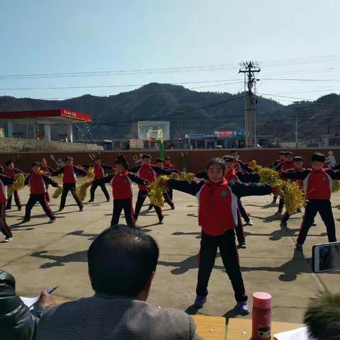 青龙县头道沟小学为增加“活力校园”建设，我校在三月二十一日下午举行：“啦啦操比赛”。