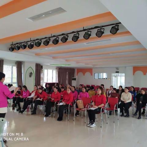 促教师专业发展提升教学研究能力——记乌市红旗幼儿园“一课三研”、“区域活动观摩”园本教研活动