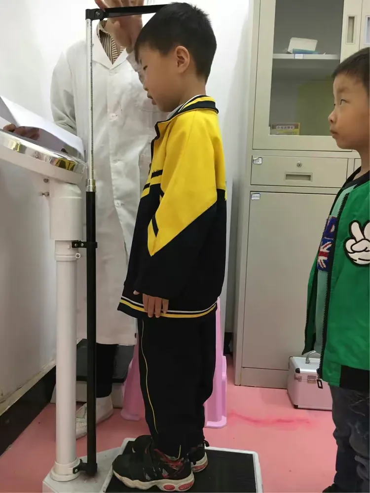 宝贝们站得真神气！站的笔直，身高就会测量准确哦！