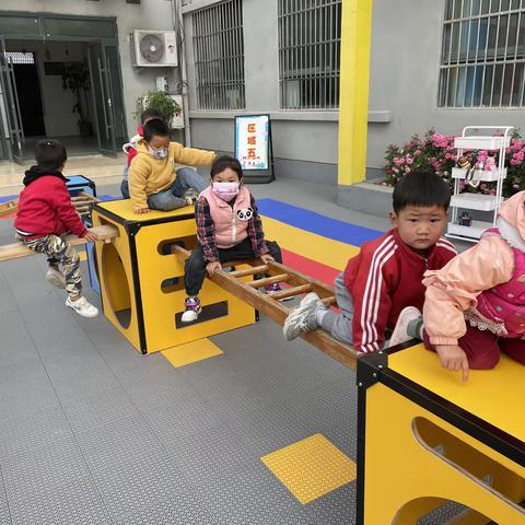 黑塔镇中心幼儿园小一班安吉游戏——趣味安吉箱