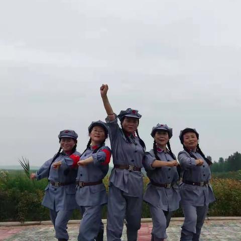 中华儿女多奇志，不爱红装爱武装