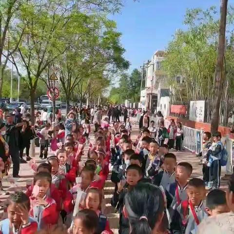 母爱无私   润物无声———光明路小学一（6）班宝贝们母亲节献给妈妈的礼物