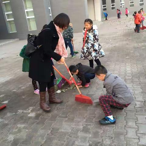 光明路小学最美班主任👏最美学生👍最美校园🎉           室外清扫落叶🍂篇