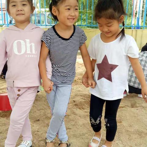 小朋友们爱拍照