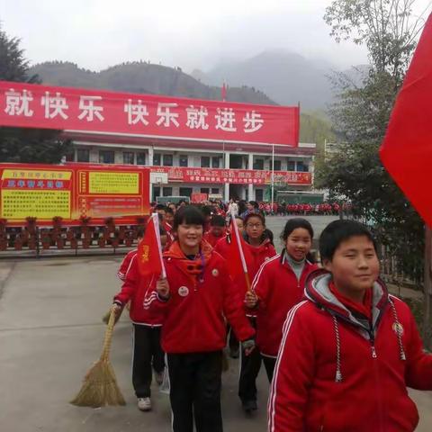 学雷锋，看，川小的学子在行动