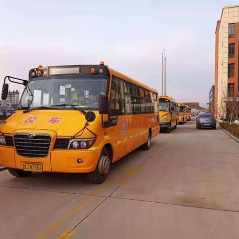 安全教育常抓，文明校车共乘