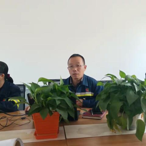 党委委员李广进及支部书记胡江涛讲党课