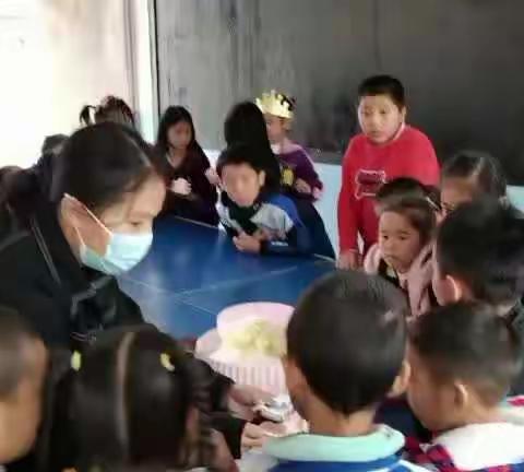 东朋小学教师为留守儿童庆祝生日，让孩子们感受大家庭的关爱和温暖